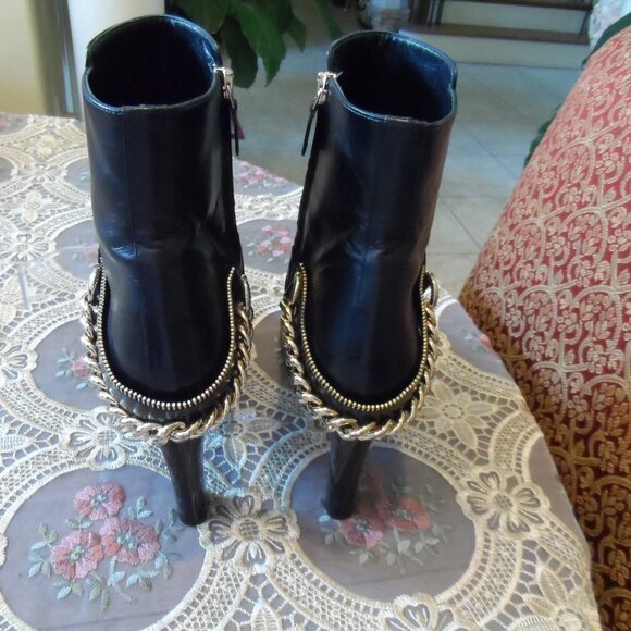 Lanvin Black Lamb Leather Ankle Boots w/Zipper-Chain Ankle Detail Size 40 - Picture 10 of 16